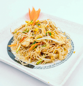 Spaghetti di Riso con Pollo, Verdure e Uova