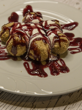 Túró gombóc tejföllel és áfonyalekvárral