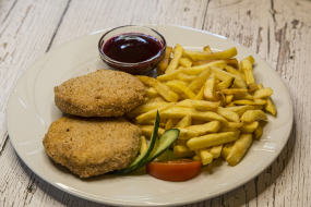 Rántott camembert, hasábburgonyával, áfonyalekvárral