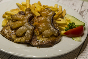 Cigány pecsenye hasábburgonyával