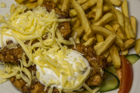 Mátrai borzaska tejföllel, sajttal, hasábburgonyával