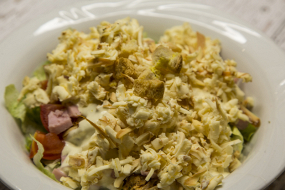 Csirkés Cézársaláta sonkával