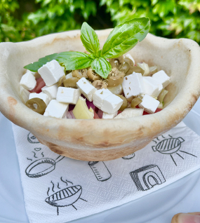 Görög saláta pizzafészekben, pesztós öntettel