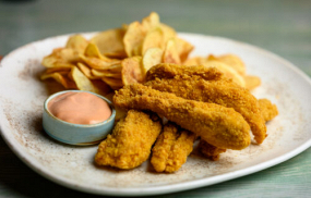 Chicken fingers + cartofi aurii + sos cocktail