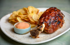 Ciolan de porc la cuptor + cartofi aurii + sos barbeque