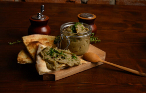 Salata de vinete + inele de ceapa + focaccia