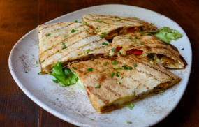 Quesadilla cu muschi de vita + ceapa, ardei, mozarella + sos worchester