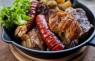 Meniu mix de carne la gratar (pui, porc, carnati – pentru 2 persoane) + cartofi la cuptor + muraturi