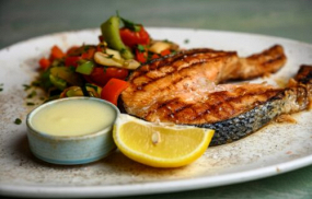 Meniu de somon la gratar + cartofi aurii + sos usturoi smantana