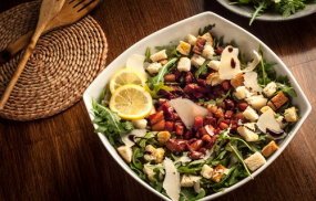 Salata Ficatei in Pat de Rucola