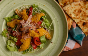 Salată cu pui crocant