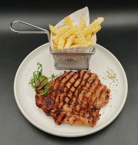 Tomahawk de porc cu cartofi prăjiți