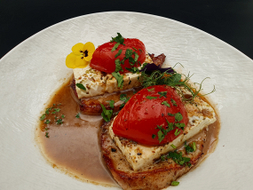 Cotlet de porc gratinat cu branză feta și sos de vin alb