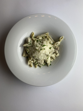 Pikantní vepřová směs, smažené bramborové hranolky