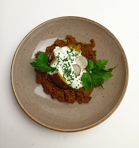 Quesadilla, kuřecí maso, kysaná smetana, čedar, rajčatová salsa