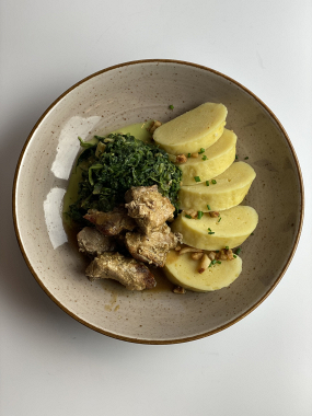 Vepřové výpečky, dušený špenát, naše bramborové knedlíky