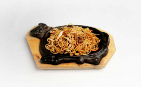 63. SPAGHETTI ALLA PIASTRA CON VERDURE E CARNE MISTA 铁板什锦肉面