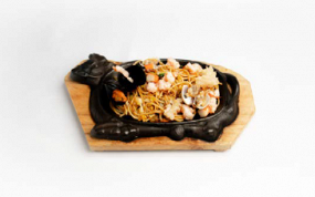 64. SPAGHETTI ALLA PIASTRA CON FRUTTI DI MARE 铁 板 海 鲜 面