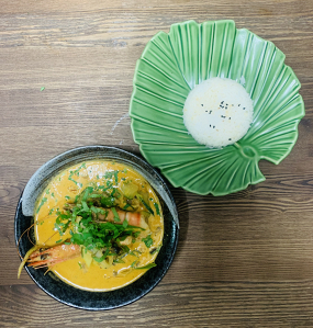 wok de gambas (5pcs) au curry rouge et lait de coco 