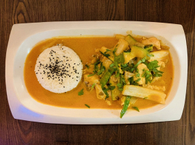 Wok de poulet aux noix de cajou, légumes croquants, riz thaï parfumé