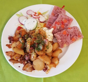 Sülze mit Remoulade, Bratkartoffeln & Salat