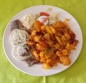 Matjes mit Remoulade, Bratkartoffeln & Salat 