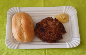 Hausgemachte Boulette mit Brötchen 