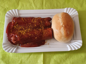 Currywurst mit Brötchen 