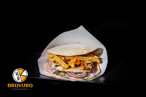 Sandwich piept de pui la gratar