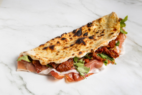 Mezzaluna con Pomodori Secchi