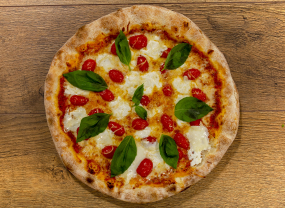 16. Pizza speciale margherita con buratta latte