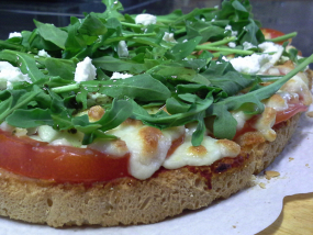 Bruschetta Feta, Rúcula y Tomate Fresco