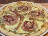 Pizza Pancetta Arrotolata, Crema de Alcachofas y Queso de Oveja