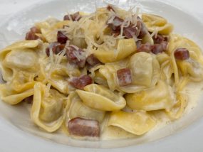 Tortellini di carne panna e prosciutto (jamón y nata)