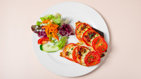 Knoblauchbaguette mit Tomaten und Mozzarella überbacken