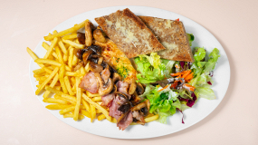 Putensteak mit gebratenen Speckstreifen und Champignons