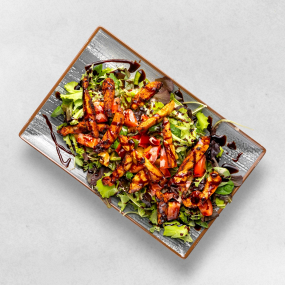 Gegrillte Hühnerstreifen auf gemischten Salat 