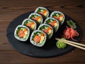 F1. Sake Futomaki Lachs, Fischrogen, Verschieden Füllungen