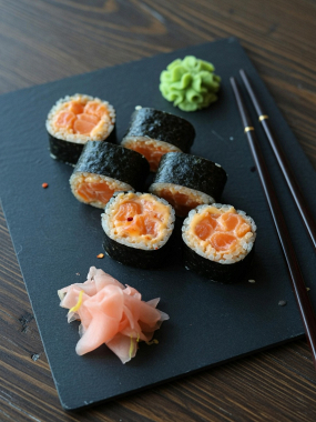 M9. Spicy Salomon Maki 