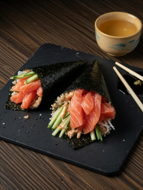 T0. Sake Temaki, Lachs mit verschiedenen Gemüse 