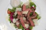 200g Grilovaný hovězí steak krájený na plátky, listový salát, cherry tomaty, olivový olej,  hobliny sýru Grana Padano