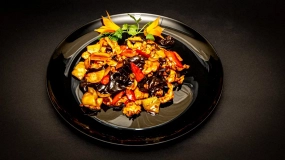 PUI CU ARDEI ȘI URECHI DE LEMN / CHICKEN WITH PEPPERS AND WOOD EAR MUSHROOMS