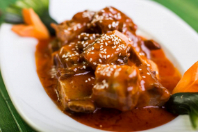 COASTE DE PORC IN SOS ACRU DULCE / PORK RIBS IN SWEET AND SOUR SAUCE
