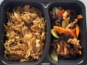  Pui cu ardei, urechi de lemn si spaghete din orez/  Chicken with peppers, mushrooms and pasta