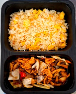 Pui pe plita si orez cu legume / Chicken on the stove and rice with vegetables