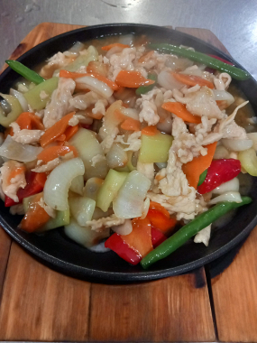 PUI CURRY PE PLITĂ ÎNCINSĂ / CHICKEN CURRY ON A HOT GRIDDLE 