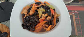 VITĂ CU ARDEI GRAS ȘI URECHI DE LEMN / BEEF WITH BELL PEPPERS AND WOOD EAR MUSHROOMS 