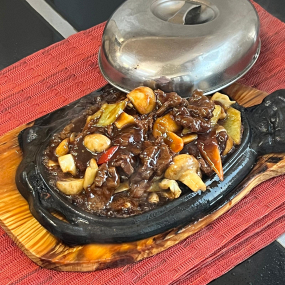 CARNE DE VITĂ PE PLITĂ ÎNCINSĂ / BEEF ON A HOT GRIDDLE