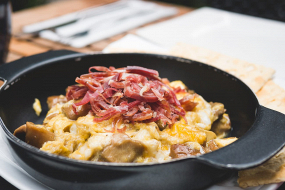 Cazuela Huevos Rotos con Jamón