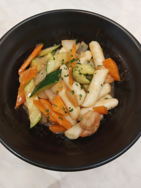 Gnocchi di riso coreani saltati in padella con misto di verdure e gamberi